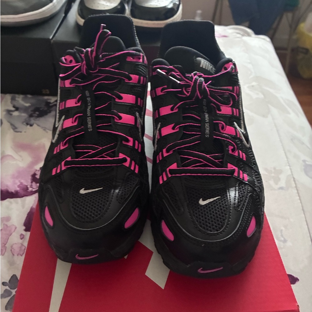Nike Women's Black and Pink Athletic Sneakers